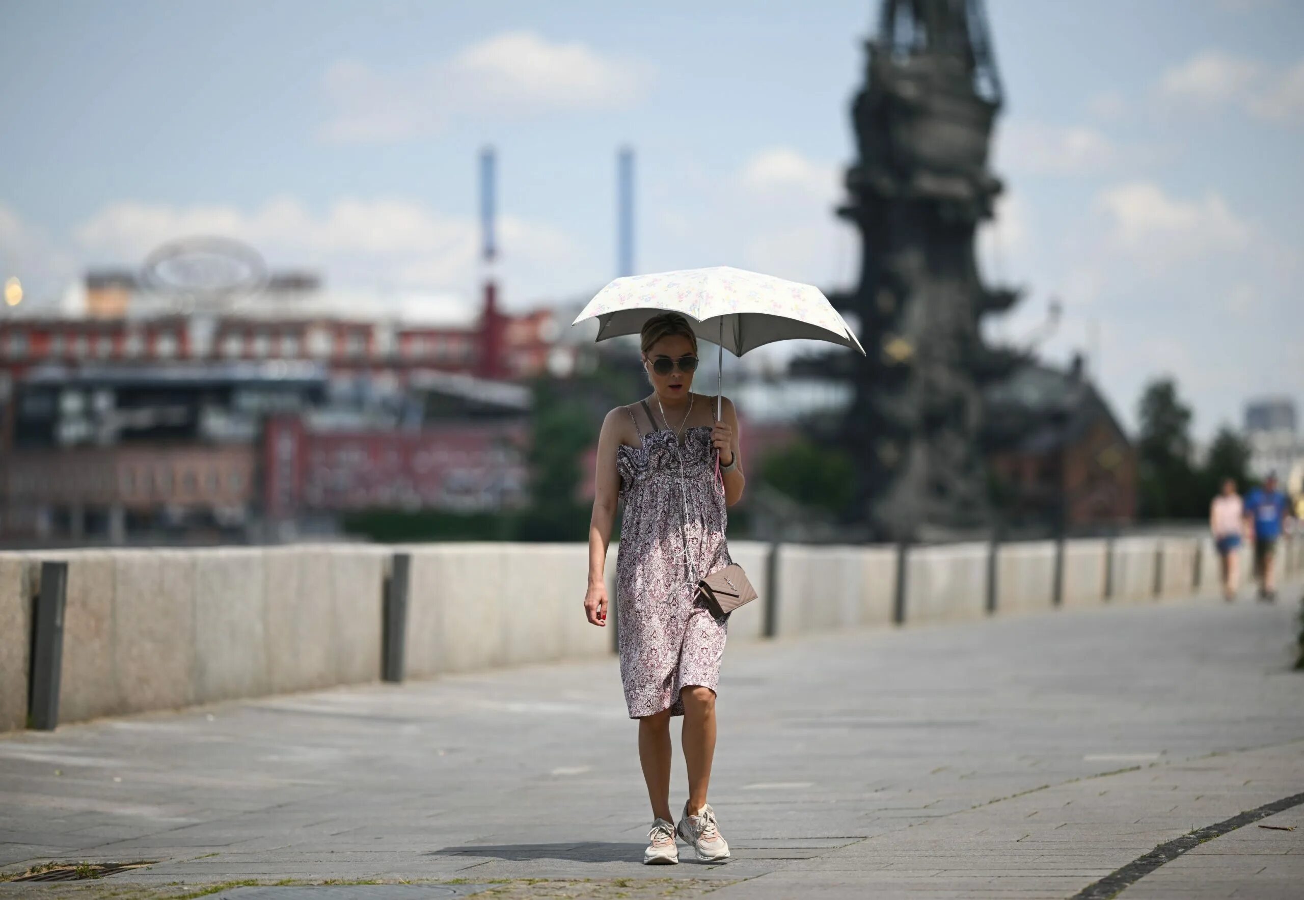 Жара в Москве в августе 2023. Аномальная жара в Москве. Прохладное лето в Москве. Москва жара девушки.