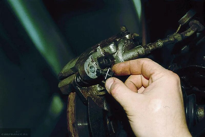 Как заменить тормозные на ваз 2110. Тормозной цилиндр ваз 2111. передний тормозной цилиндр ваз 2110. скобы тормозных колодок ваз 2110. ваз 2111 суппорт передний.