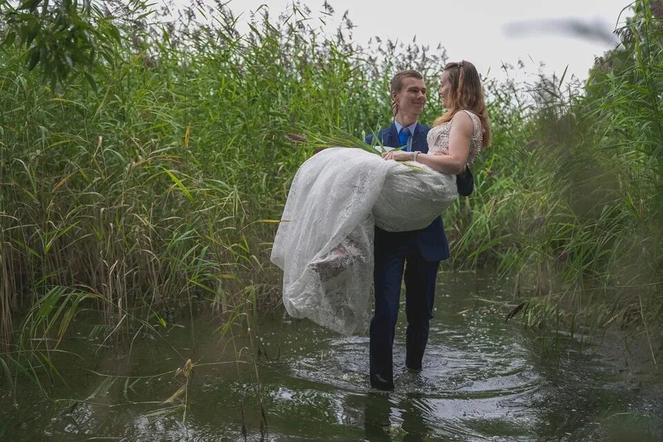 Заблудились в болоте. Свадьба с камышами. Невеста в болоте. Фотосессия в болоте. Свадебная фотосессия в болоте.