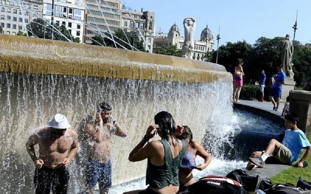 Европа страдает. Купание в фонтане. Люди у фонтана. Купание в фонтанах в Европе. Жара фонтан.