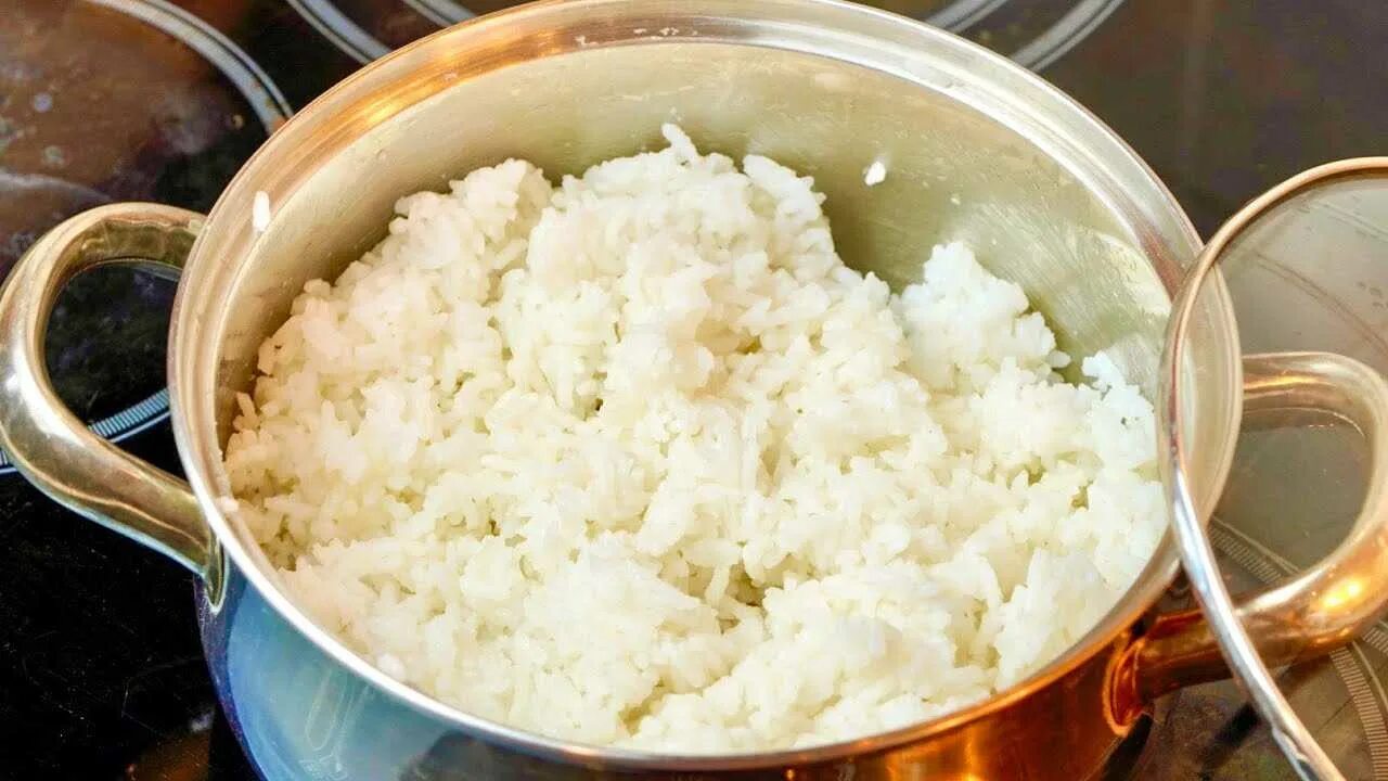 рассыпчатый рис в кастрюле. рис на гарнир рассыпчатый в кастрюле. пропаренный рис вареный. как сварить рис. пропаренный рис на гарнир рассыпчатый в кастрюле.