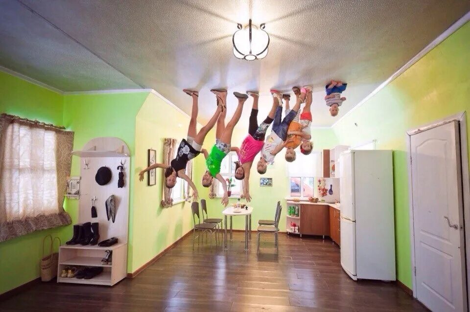 Дом вверх дном ул горького 5а фото We're dancing on the ceiling: The house that was deliberately built upside down