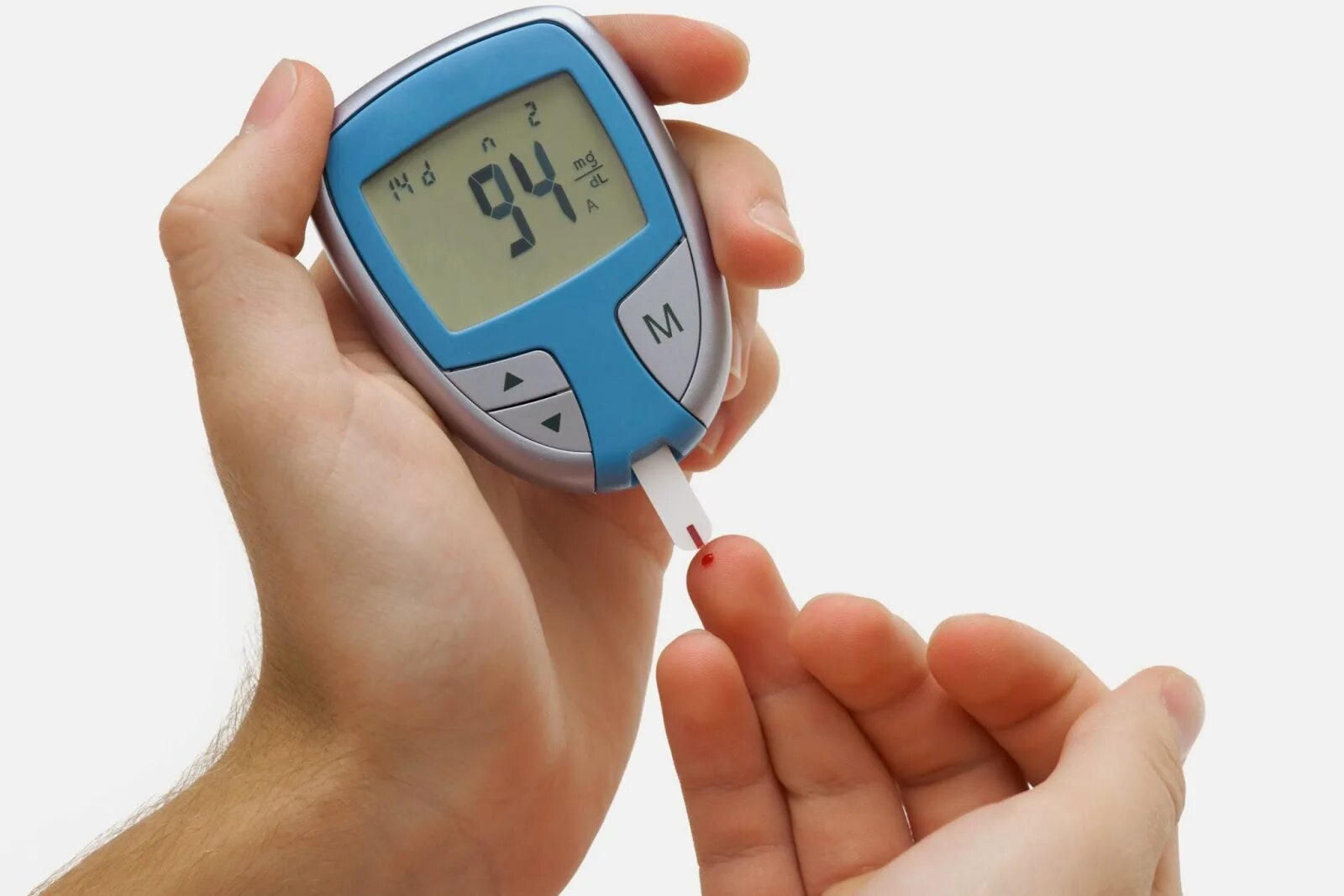 Уровень глюкозы и холестерина. Сахарный диабет глюкометр. Сахарный диабет 1 типа глюкометр. Измерение уровня Глюкозы в крови глюкометром. Измерение сахара глюкометром.