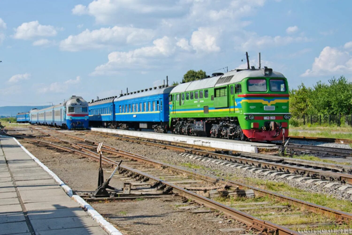 Тепловоз Донецкая ЖД. Поезда тепловозы м62. Поезда Донецкой железной дороги. Донецкая железная дорога ДНР.