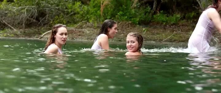 Дети купаются в реке. Девушка у пруда. Девушки на озере. Женщины купаются. Девочка тинейджер купается.