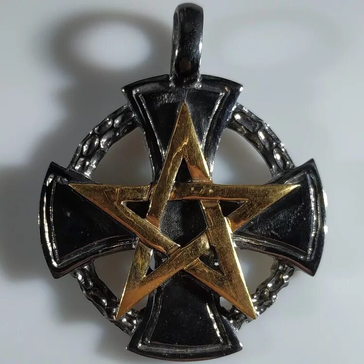 Амулет пентаграмма тамплиерский крест. Орден тамплиеров знак тамплиеров. Тамплиеров значение. Крестик тамплиеров. Флаг ордена тамплиеров.