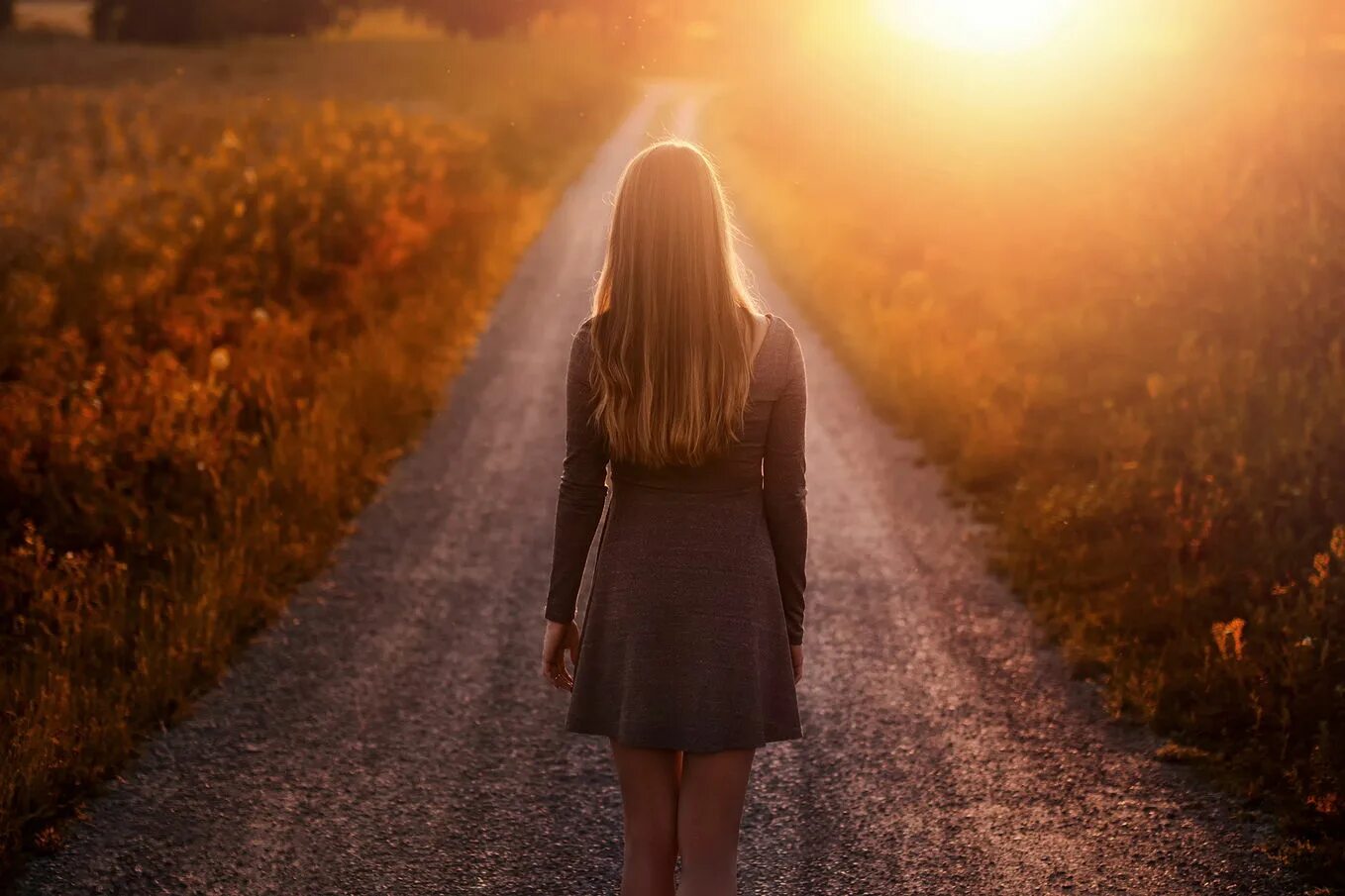 Девушка со спины. Девушка со спины. Глядеть вдаль. Девушка вдалеке. Глядеть вдаль.