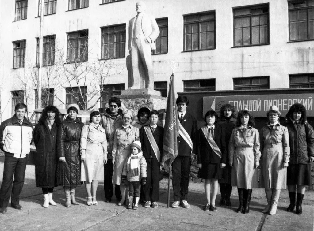 дом пионеров и школьников. московский дворец пионеров на ленинских горах. дворец пионеров симферополь 1970. нальчик дворец пионеров 1936. дворец пионеров москва воробьевы горы.