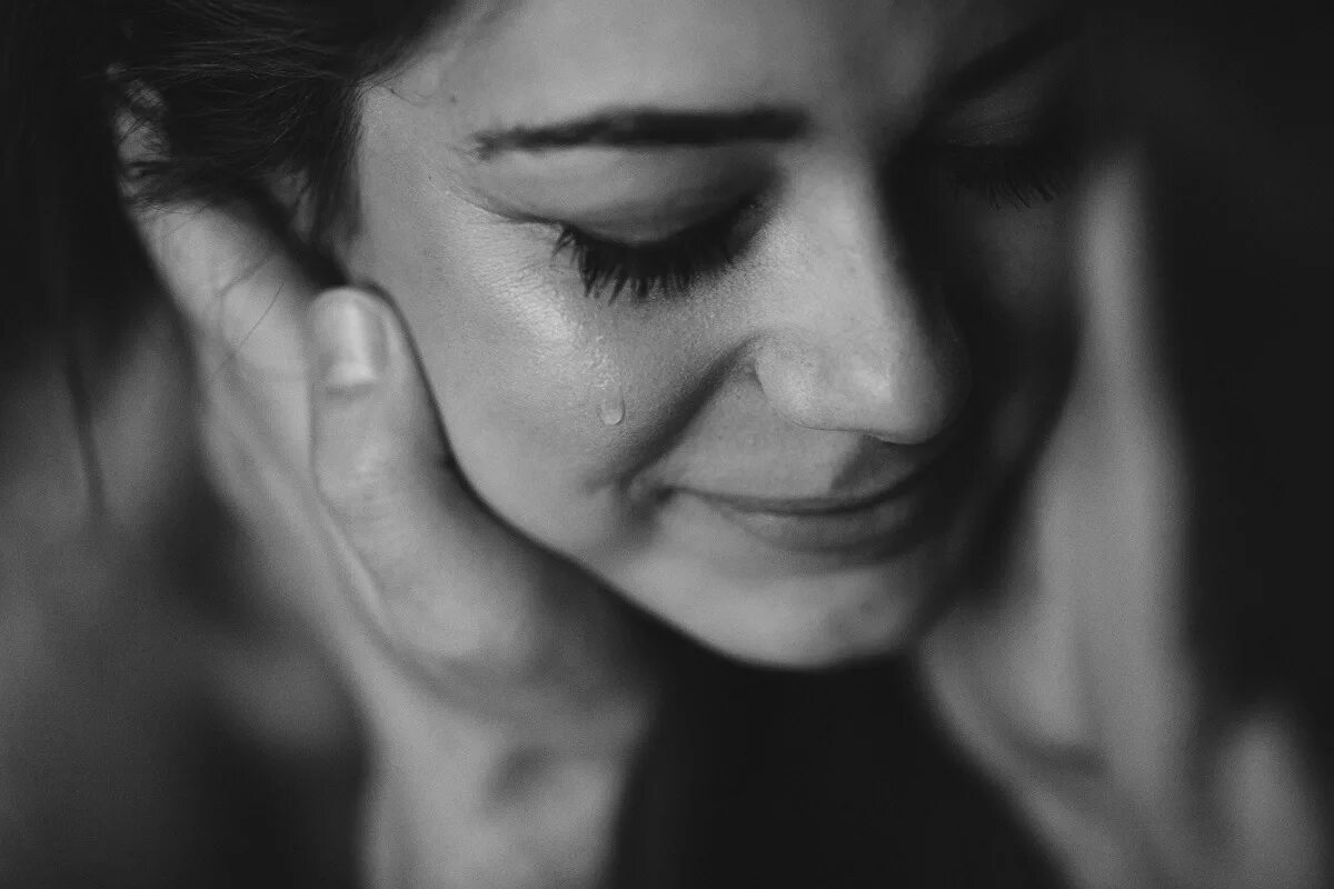 Юноша плачет. Женские слезы. Глаз плачет. Заплаканные глаза. Я плачу бит.
