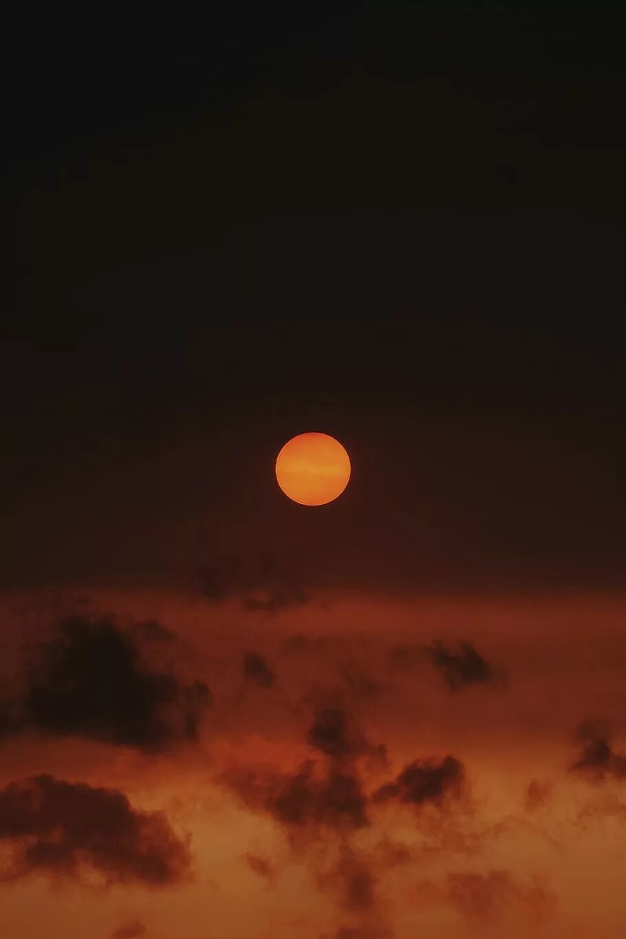 Большая оранжевая луна. Оранжевая Луна. Оранжевая Луна на небе. Луна оранжевого цвета. Темно оранжевая Луна.