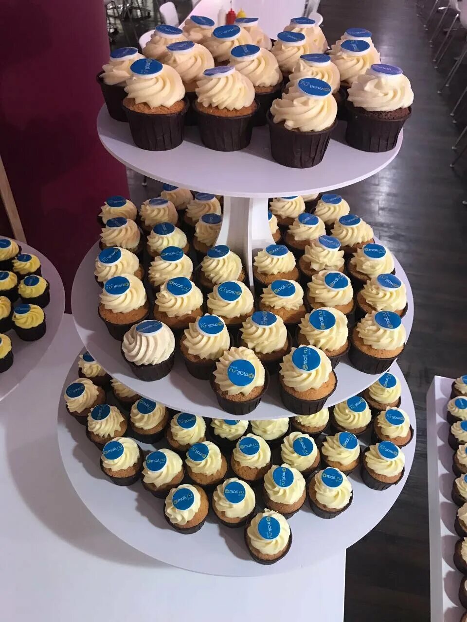 красивые пирожные. кекс с клубникой. пирожное красивое. птифуры ассорти. мини пирожные птифуры.