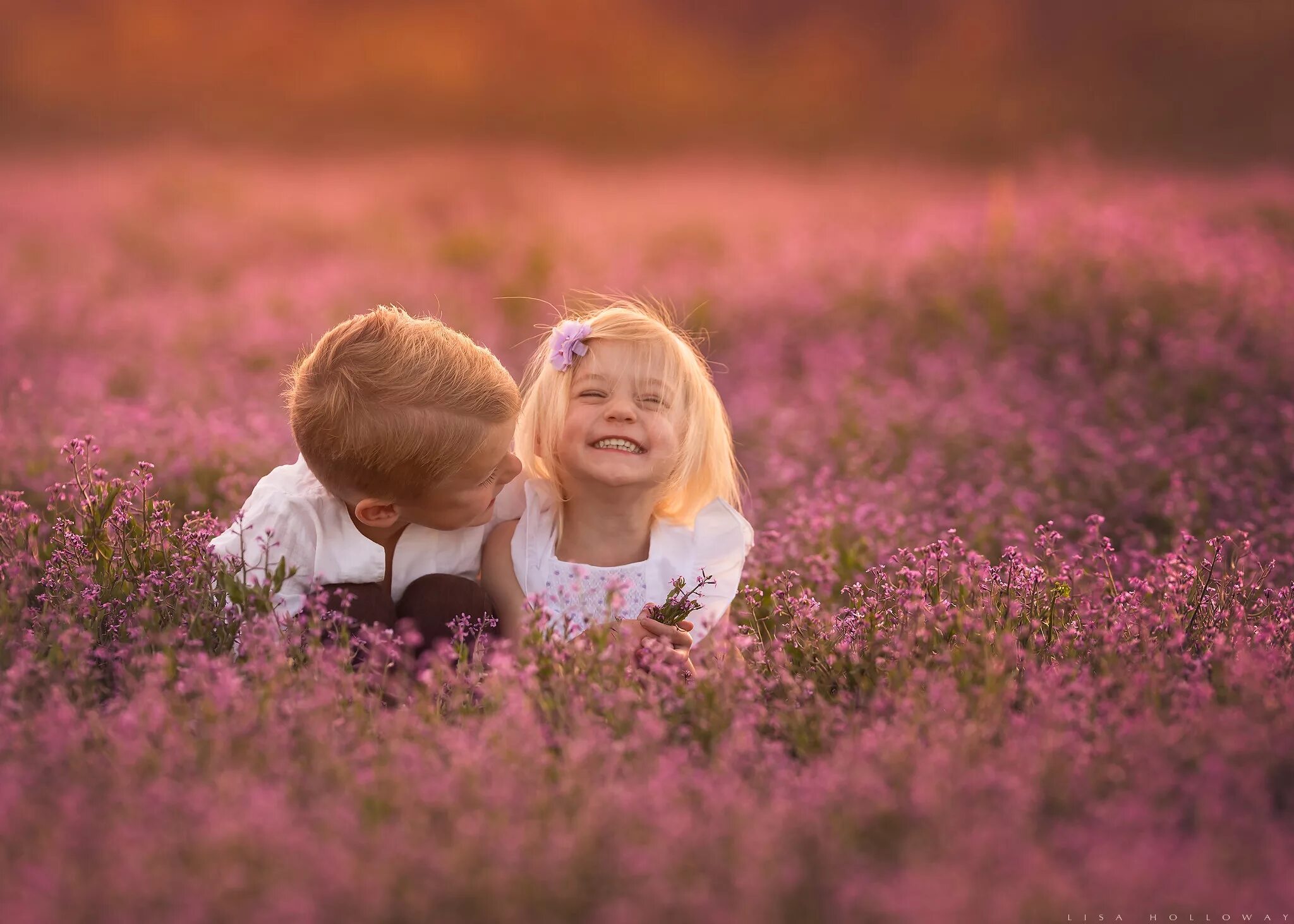 Дети с цветами. Дети и природа. Счастливые мальчик и девочка. Мальчик и девочка в поле.