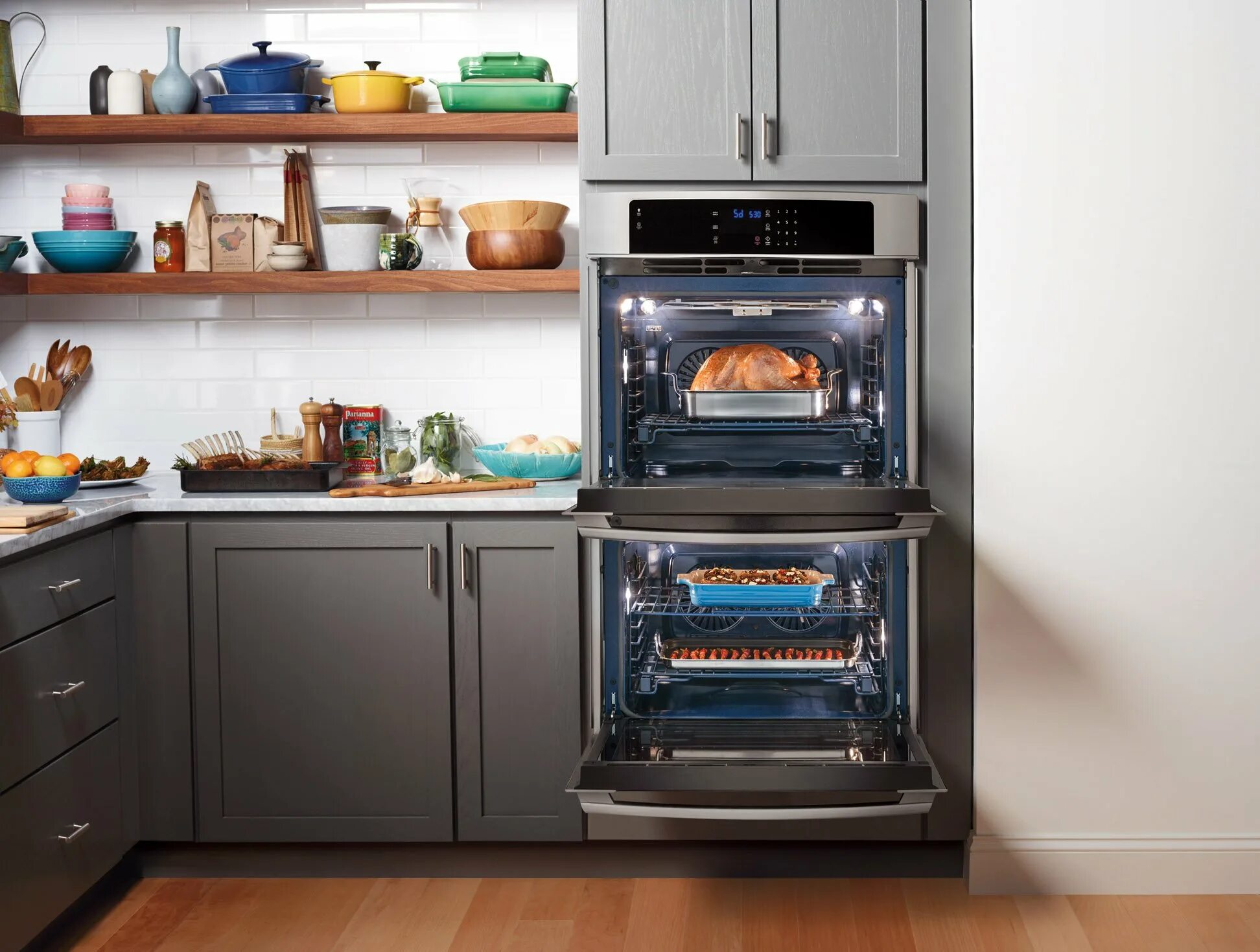 Духовой шкаф в машине. Electrolux Oven 2023. Электролюкс мини печь. Электролюкс мини духовка электрическая. Духовка встроенная в шкаф.