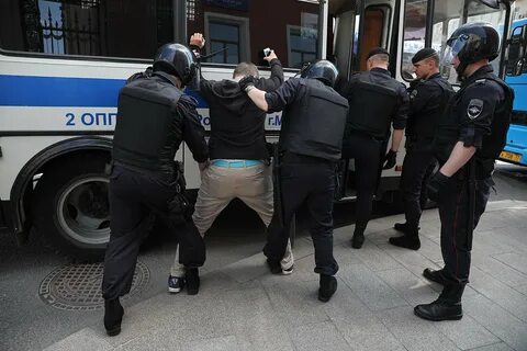Полиция задерживает людей на улице