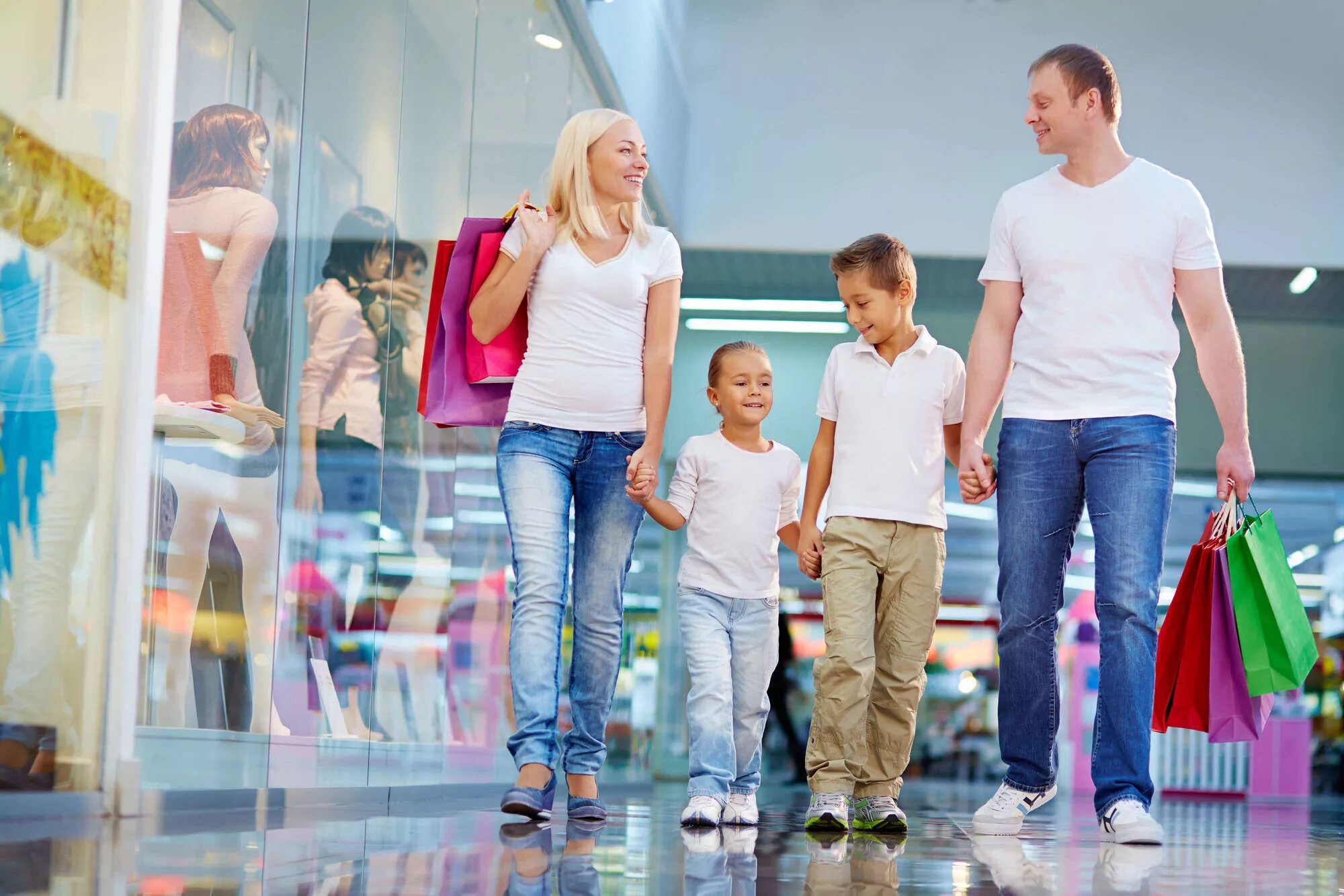 ребенок с родителями в магазине. семья шоппинг. ребенок в магазине. семья с детьми в супермаркете. покупатель в магазине.