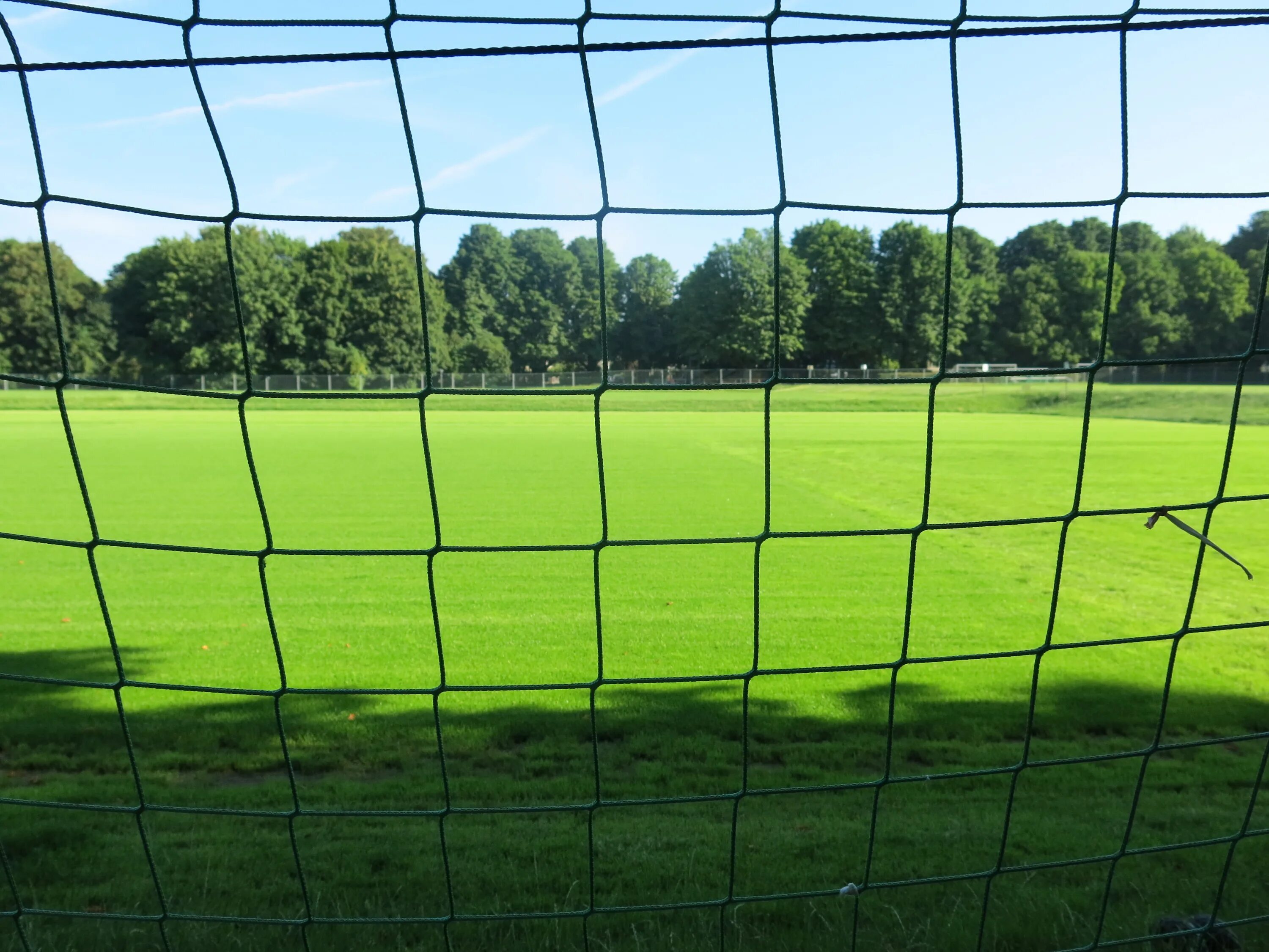 Площадка мяч ворота есть свою здесь. Футбольное поле. Ограждение футбольного поля сеткой. Футбольное поле с воротами. Сетка на поле.