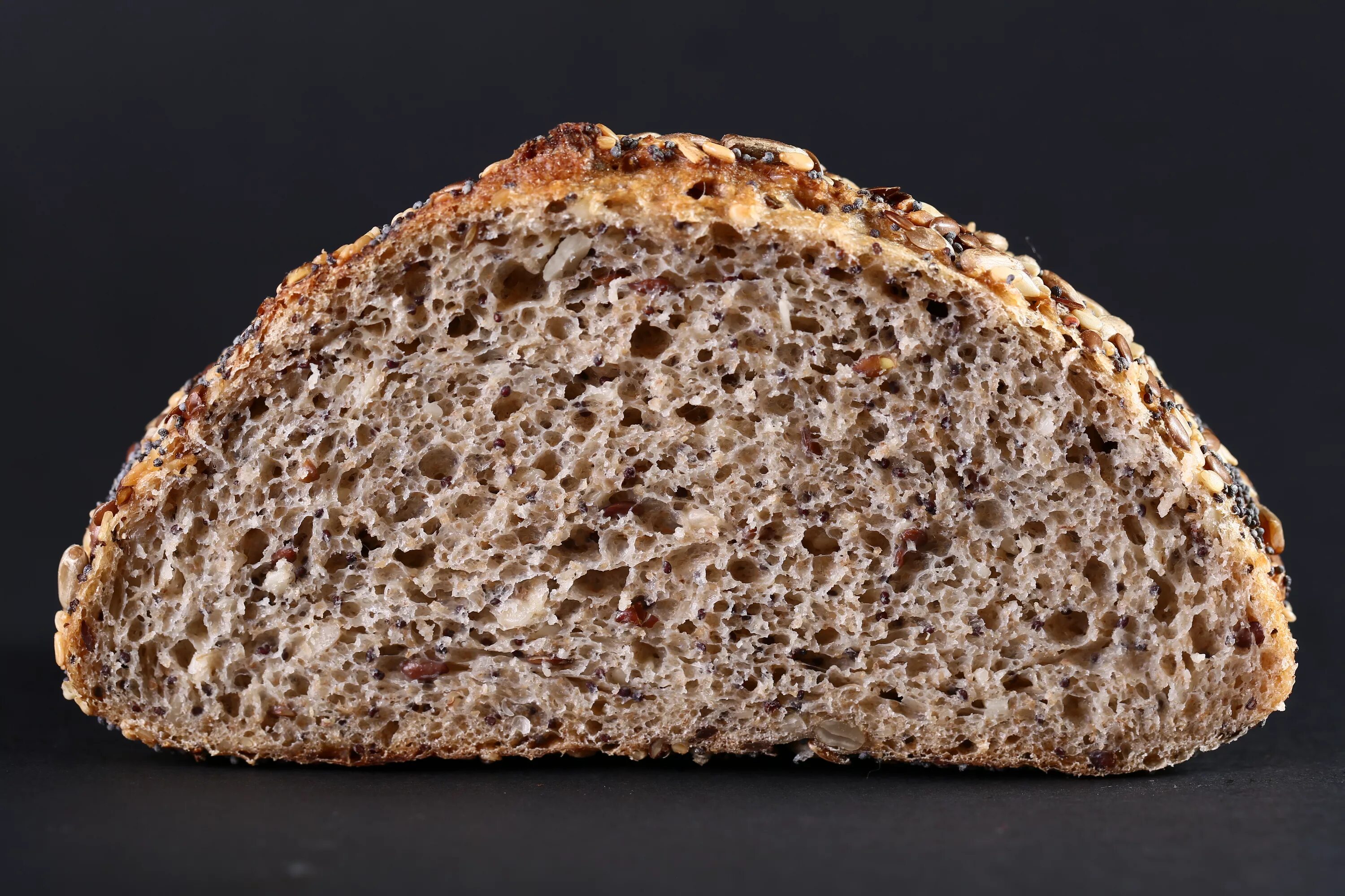 Какой хлеб из цельнозерновой муки. Цельнозерновой хлеб Спар. Celnozernovoi xleb. Хблем цельно зерновой. Хлеб злаковый.