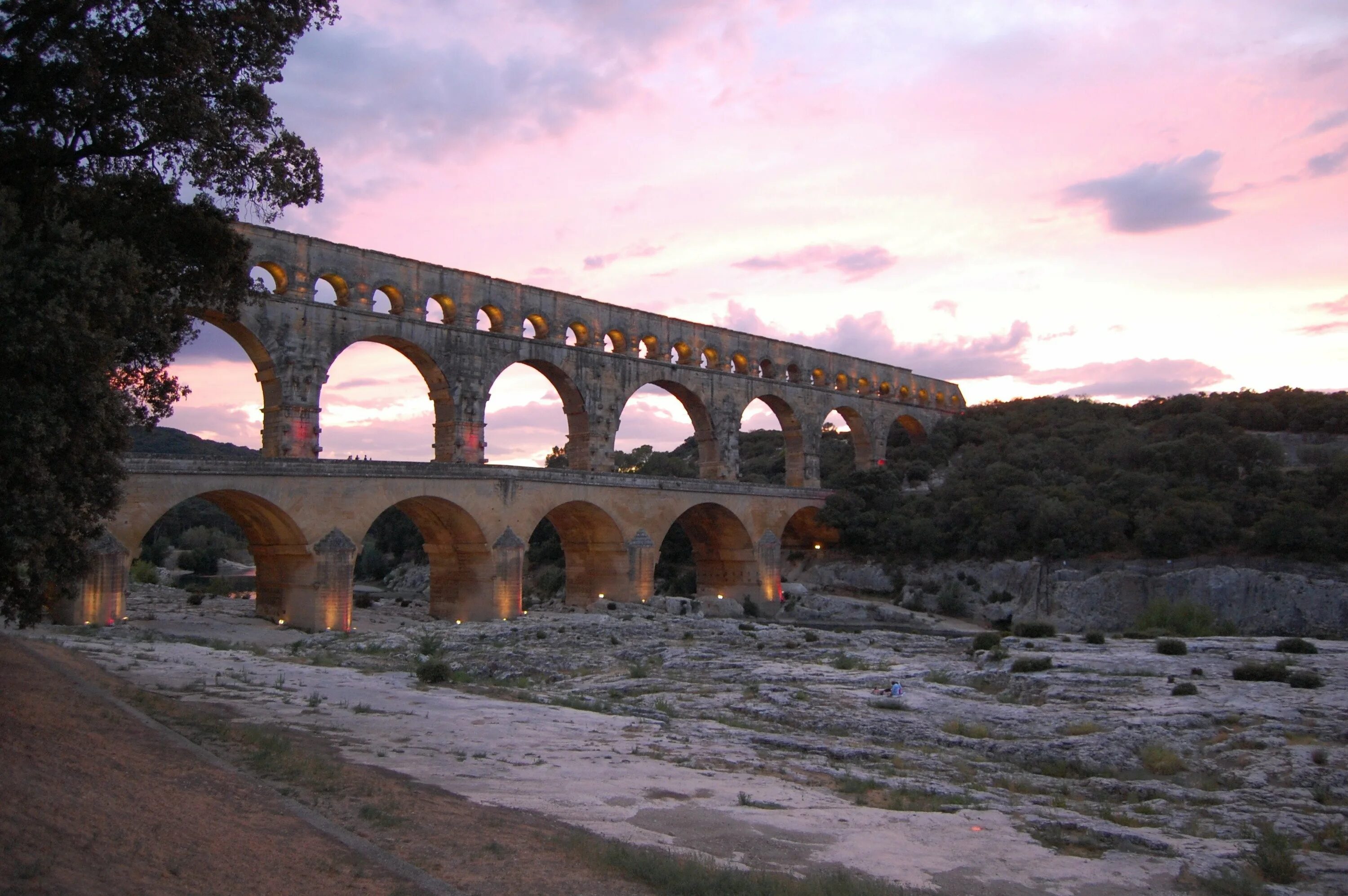 Римский водопровод. Виадук древний Рим. Древний Римский акведук. Каменный мост виадук древний Рим. Акведуки в древнем Риме.