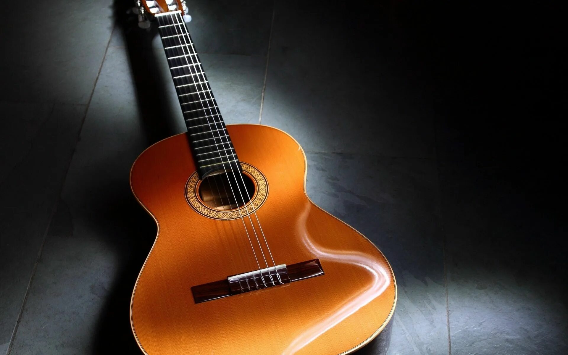 Gitar. Шестиструнная испанская гитара. Классическая гитара. Нитара. Красивая акустическая гитара.