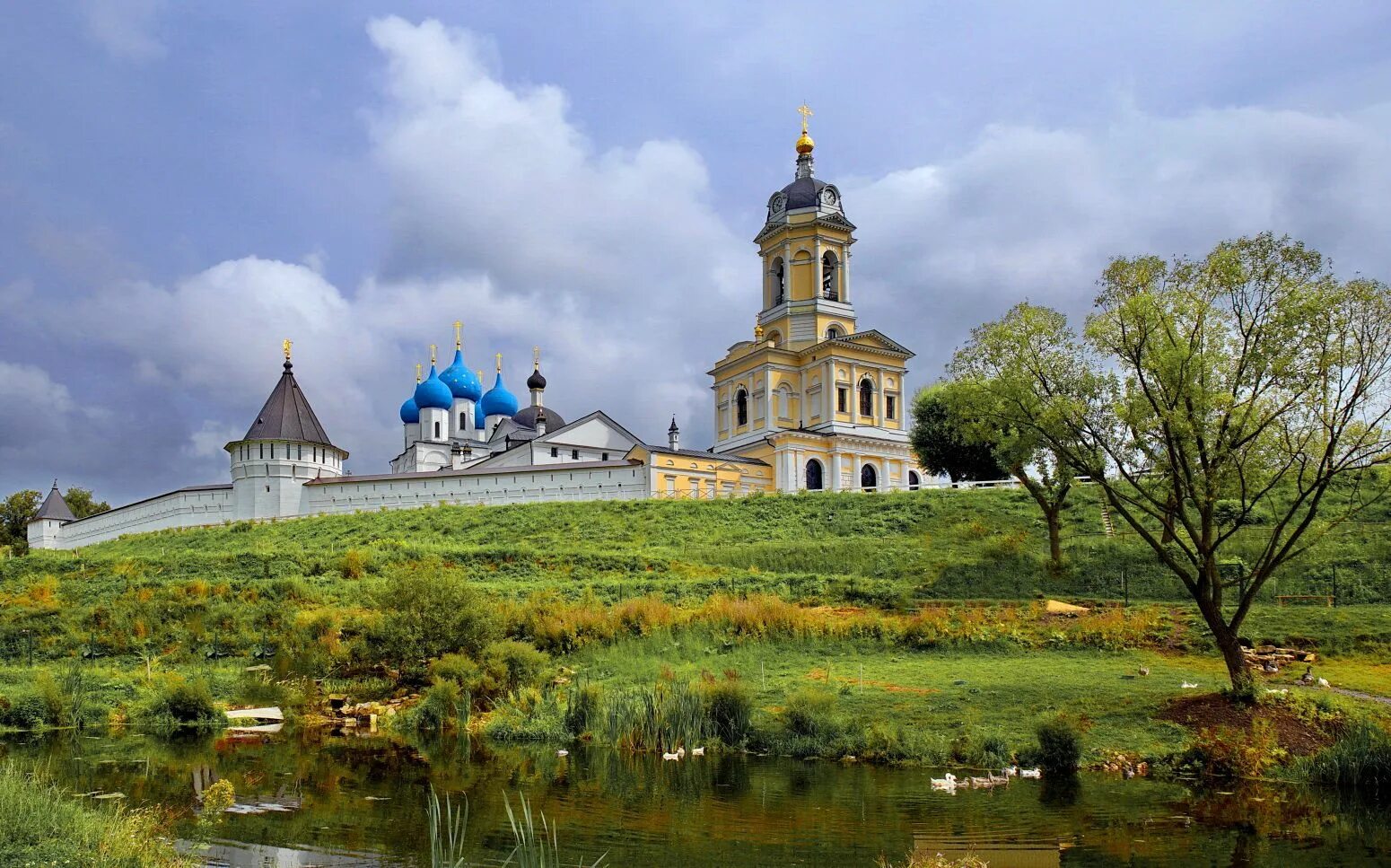 Православные российские монастыри. Высоцкий монастырь Серпухов. Храмы Высоцкого монастыря в Серпухове. Высоцкий монастырь Сергия Радонежского. Серпухов пейзаж Высоцкий монастырь.