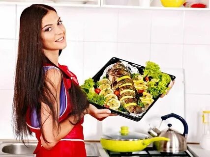 Готовит женщина блюдо