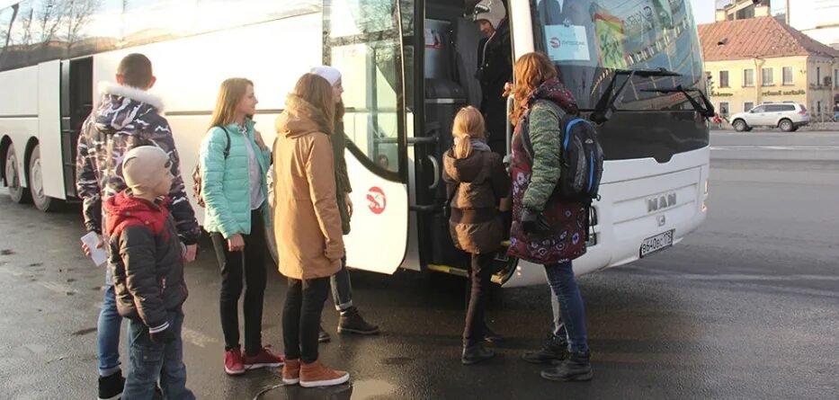 Проезд детей в россию. Ребенка высадили из автобуса. Автобус для детей. Дети безбилетники в автобусе. Высадка детей из общественного транспорта.