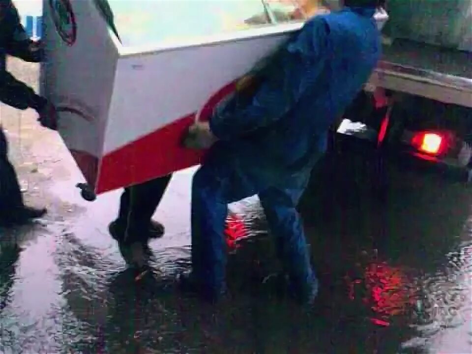 Мужчина упал с 17 этажа на коляску. Мальчики заперлись в холодильнике. Холодильник из окна. 2009 год мужчина упал за холодильник. 2009 год мужчина упал за холодильник.