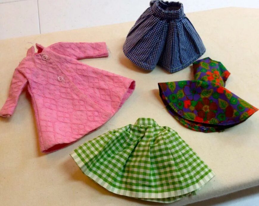 Шитые платья для кукол. Сшить одежду для кукол. Идеи одежды для кукол. Одежда для барби своими руками. Одежда для куклы своими руками из ткани.