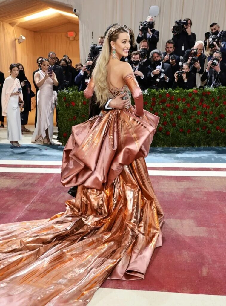 Блейк Лайвли мет Гала 2022. Met Gala 2022 Блейк Лайвли. Блейк Лайвли met Gala 2021. Блейк Лайвли в Версаче 2022.