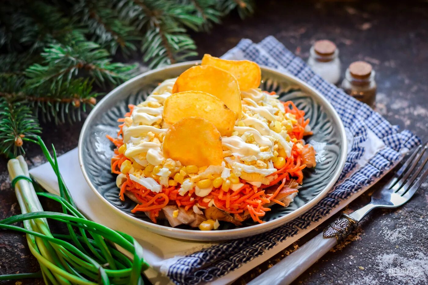 Салат парусник с чипсами. Салат парус фото. Салат с чипсами и копченой курицей. Салат парус. Салат с картофельными чипсами.