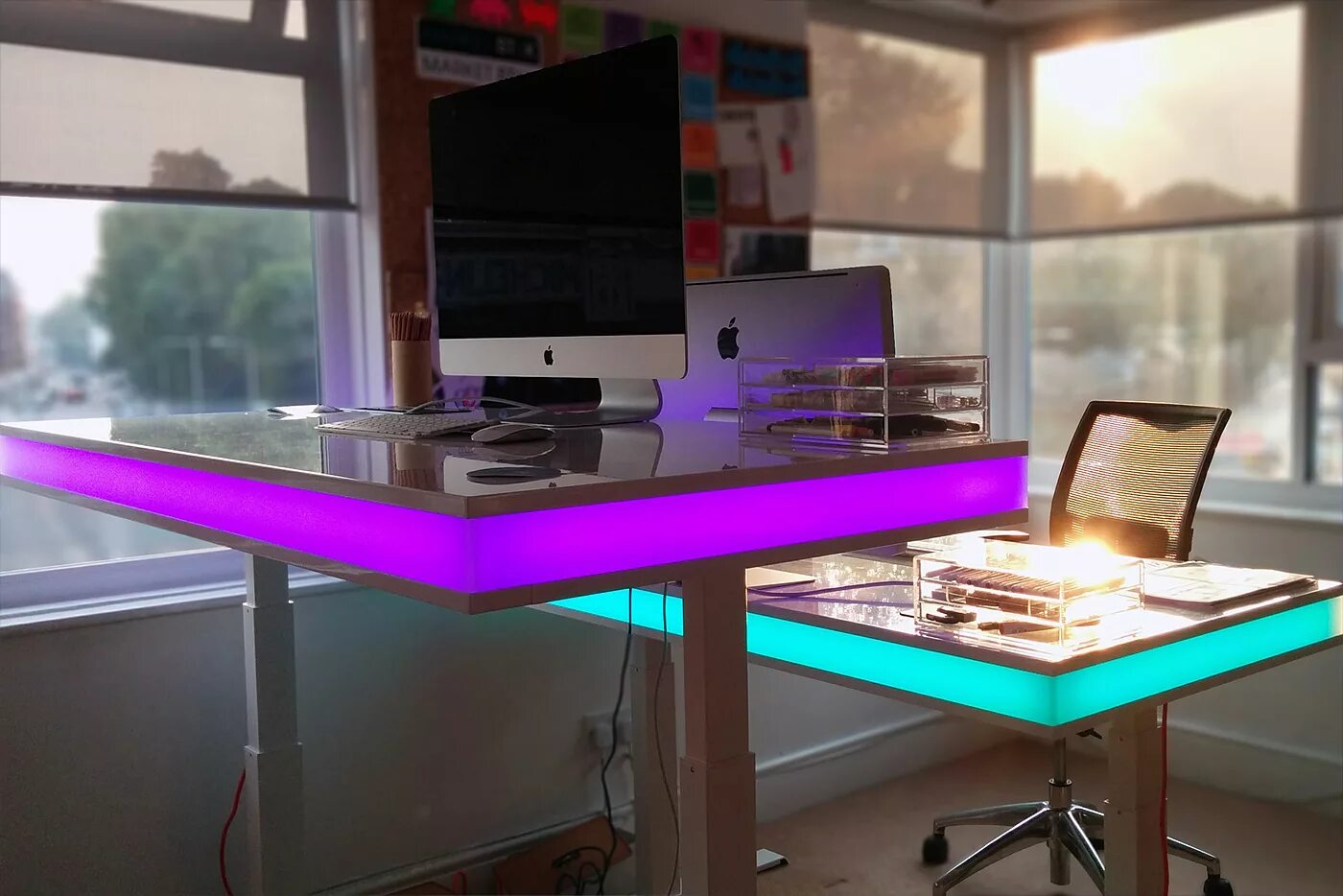 Table desk. Стол с подсветкой. Светодиодная подсветка компьютерного стола. Стол из оргстекла с подсветкой. Необычный стол с подсветкой.