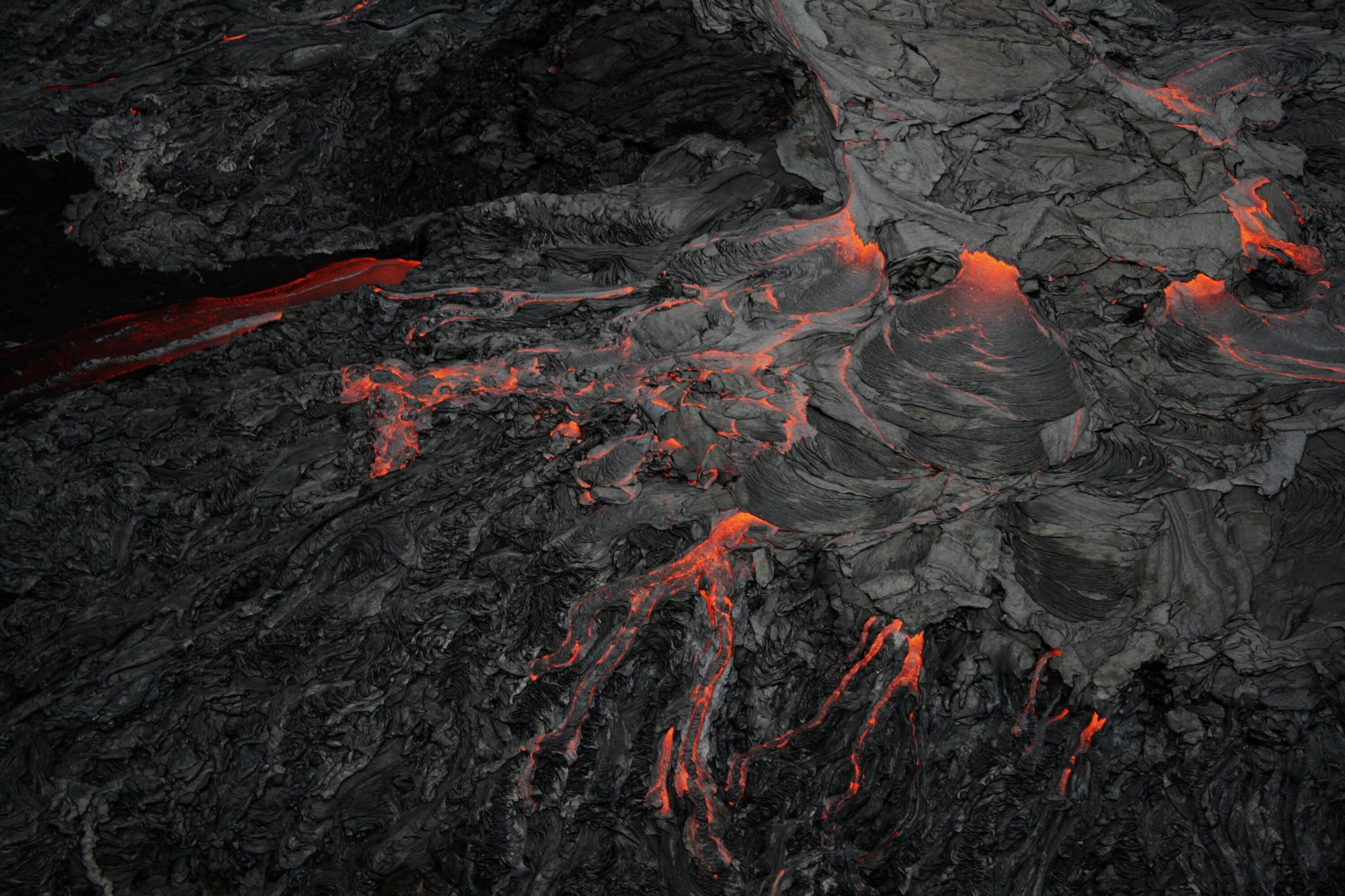 Лава магма. Обсидиан лава. Застывшая вулканическая лава. Магма лава трещины щели.