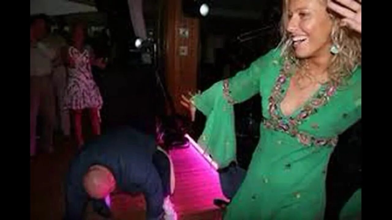 Где собчак после вечеринки. Собчак в аэропорту. Ксения собчак пьяная. Где собчак после вечеринки. Собчак дтп аэропорт.