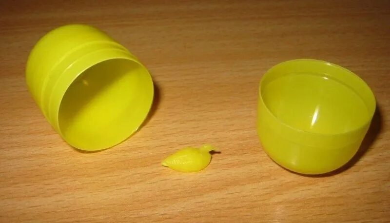 Киндер желтый. Контейнер от Киндер сюрприза. Капсула от Киндер сюрприза. Киндер яйцо желтое. Киндер пластиковая коробка.