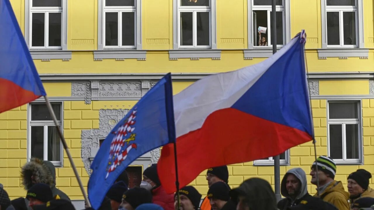 Борьба против правительства. Митинг в Чехии. Митинг в Сербии. Чехия Прага митинг. Митинг в Праге сейчас.