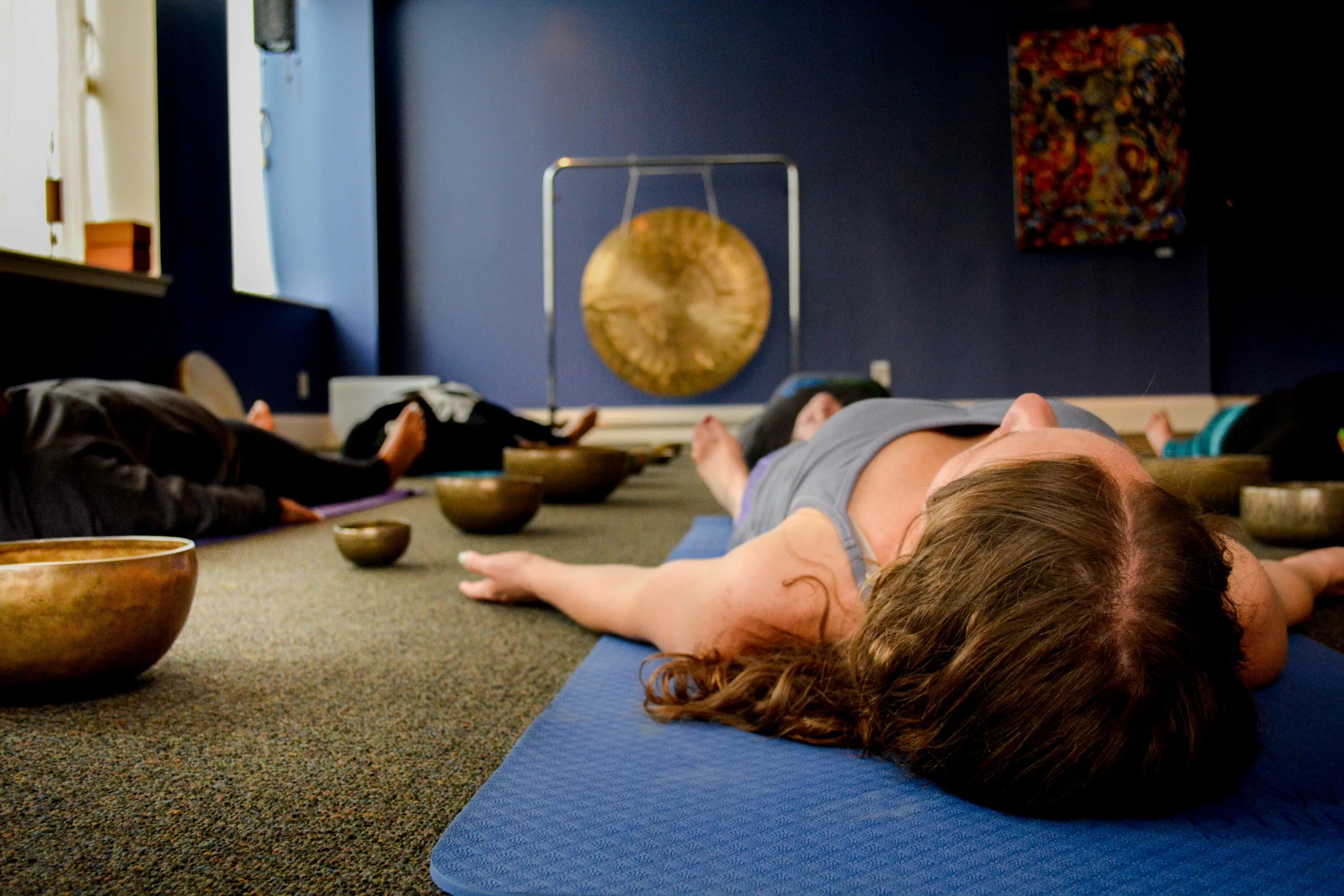 Как спят йоги. После йоги. Поза мертвеца шавасана. Расслабление спины. Йога нидра медитация.