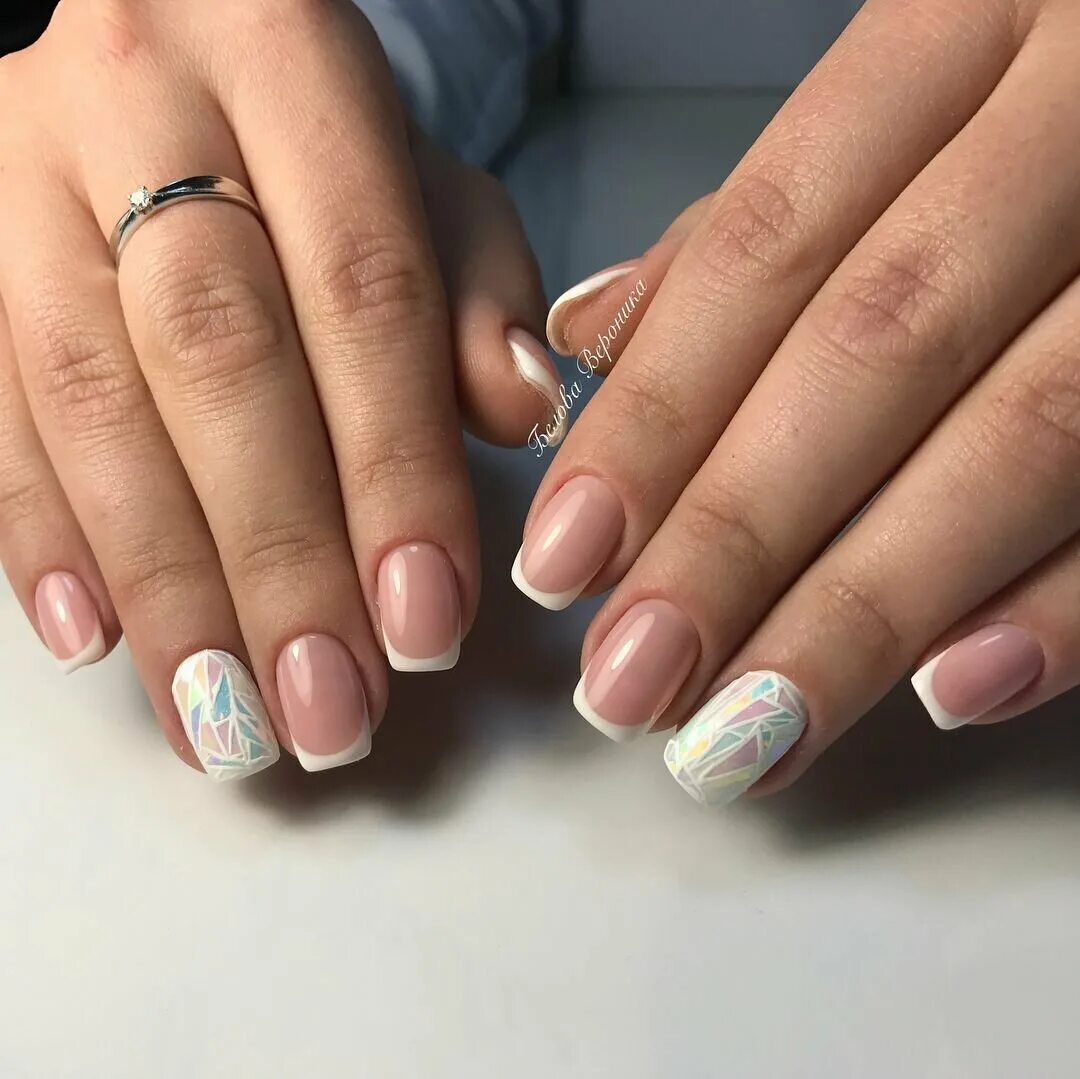 красивый французский маникюр. френч со стразами. френч с дизайном. нежный маникюр с камушками. нежный маникюр.