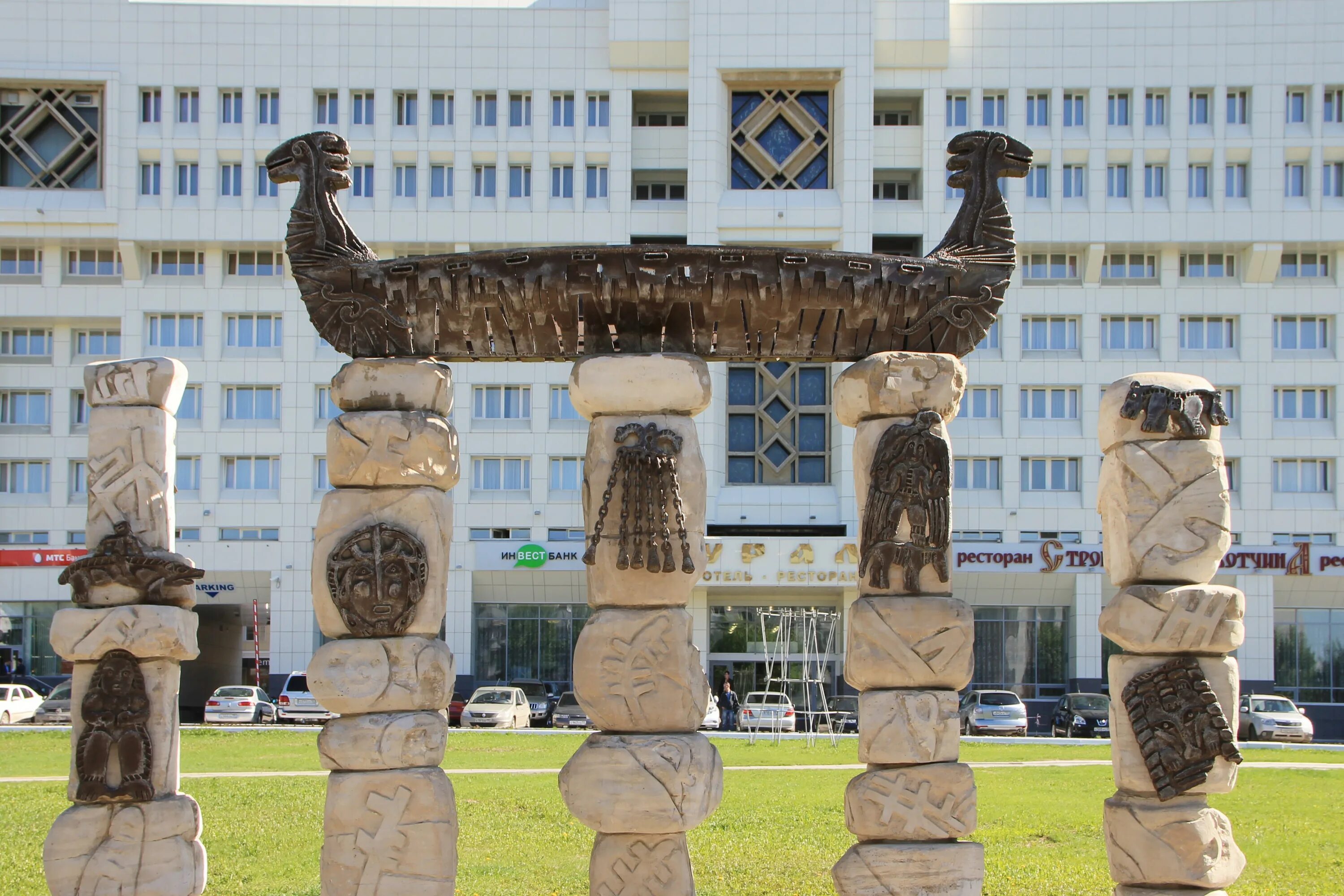 Ладья пермь. Кама-река памятник. Памятник Кама река в Перми. Скульптура Кама река. Скульптурная композиция Кама-река Пермь.