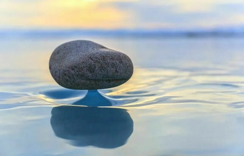 Большие валуны в воде. Камни на берегу озера. Камни в воде. Валун в воде. Камни в реке.