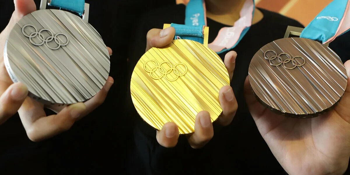 Медали на олимпиаде в пекине 2022. Olympic medal taking. Золотая олимпийская медаль токио. Олимпийские медали сегодня. Олимпийские награды 2022.