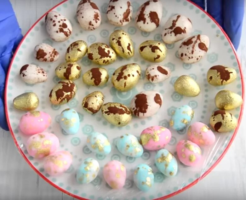 Что сделать сладкого из яиц. Десерты из яиц. Сладкое из яиц. Разноцветное желе "пасхальные яйца". Яйца цветные от кур.