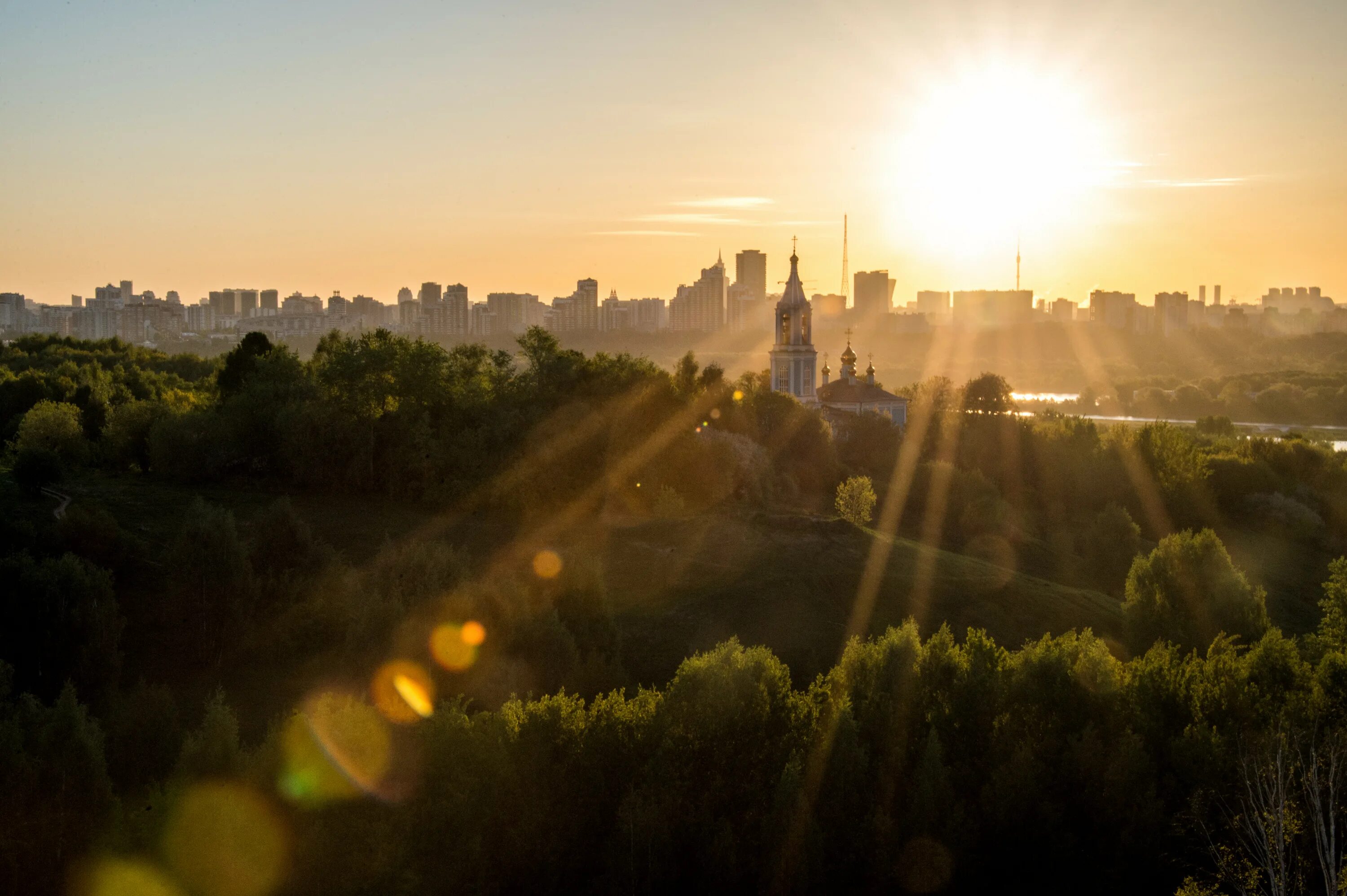 Лето в россии 2020 года. Крылатские холмы рассвет. Солнечное утро в Москве. Рассвет в Москве. Солнечный день в городе.