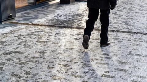 Поскользнулась на тротуаре