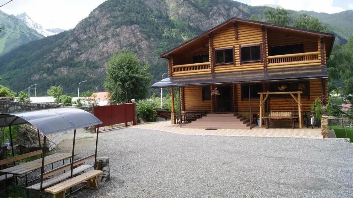 Отель отель домбай. Коттедж у горной реки теберда. Домбай домики шале. Теберда снять. Гостиница таулу домбай.