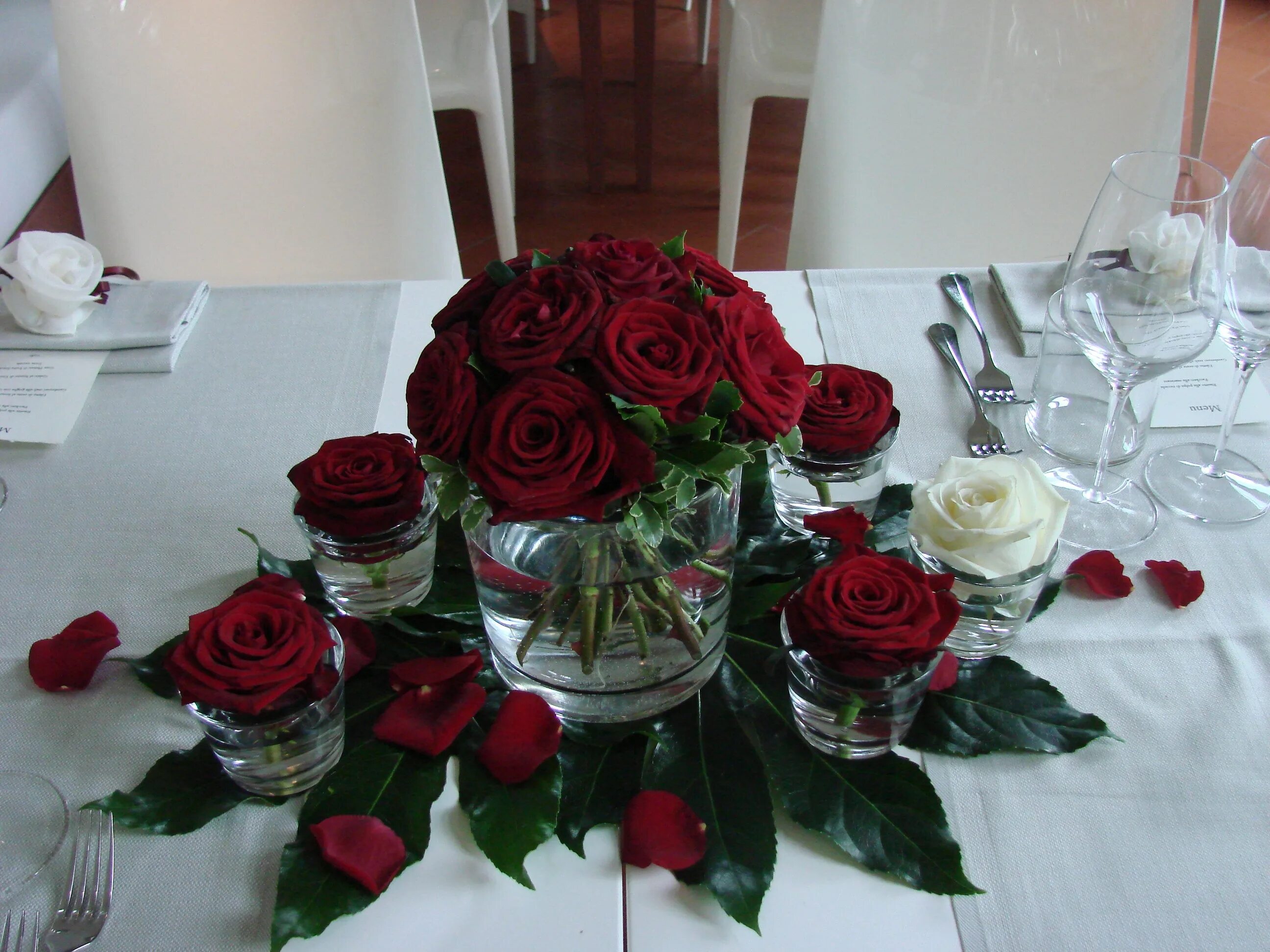 Букеты роз в вазе на столе. Композиция из цветов на стол. Букет на столе. Цветы на столе букет. Розы на столе.