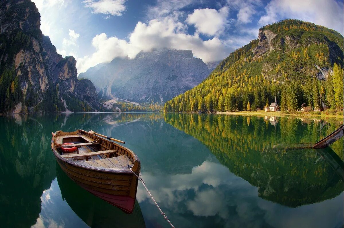 Самая красивая картинка природы в мире. Озеро Брайес Италия. Озеро Брайес Италия лодка. Озеро Брайес Италия фото. Озеро Брайес в горах.