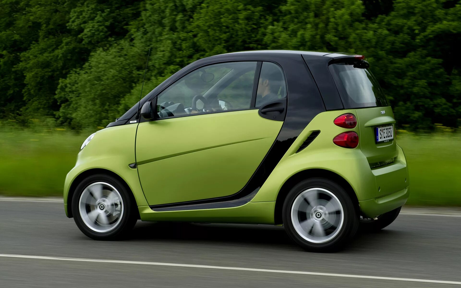 Купить машину минеральных. Мини-кар Smart Fortwo 2. Smart Fortwo Coupe MHD 2009. Маленькая двухместная машина Митсубиши смарт. Smart Fortwo Micro.