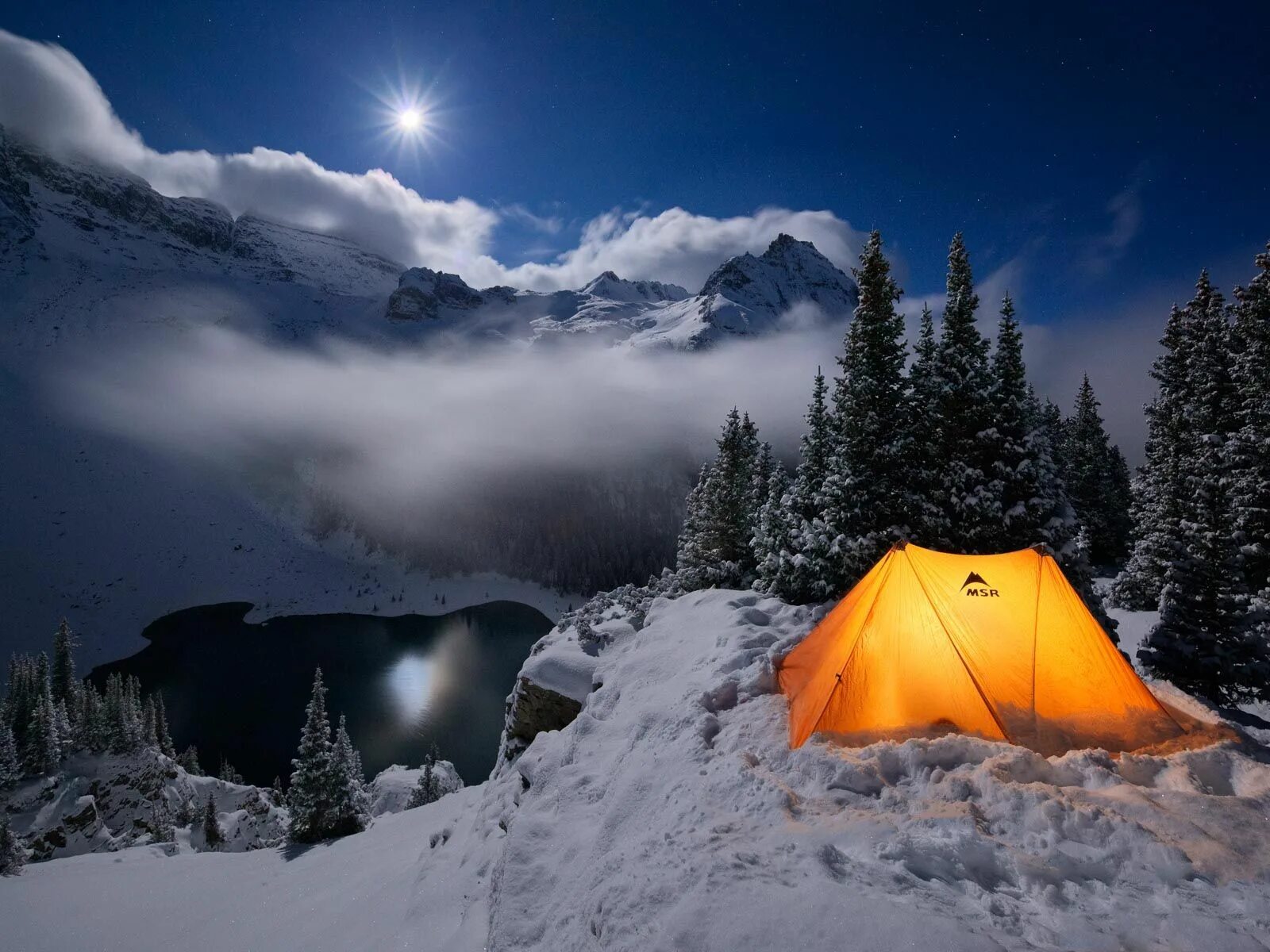 Mountains camping. Палатка в горах. Зимний поход. Палатка зимой. Палатки в снежных горах.