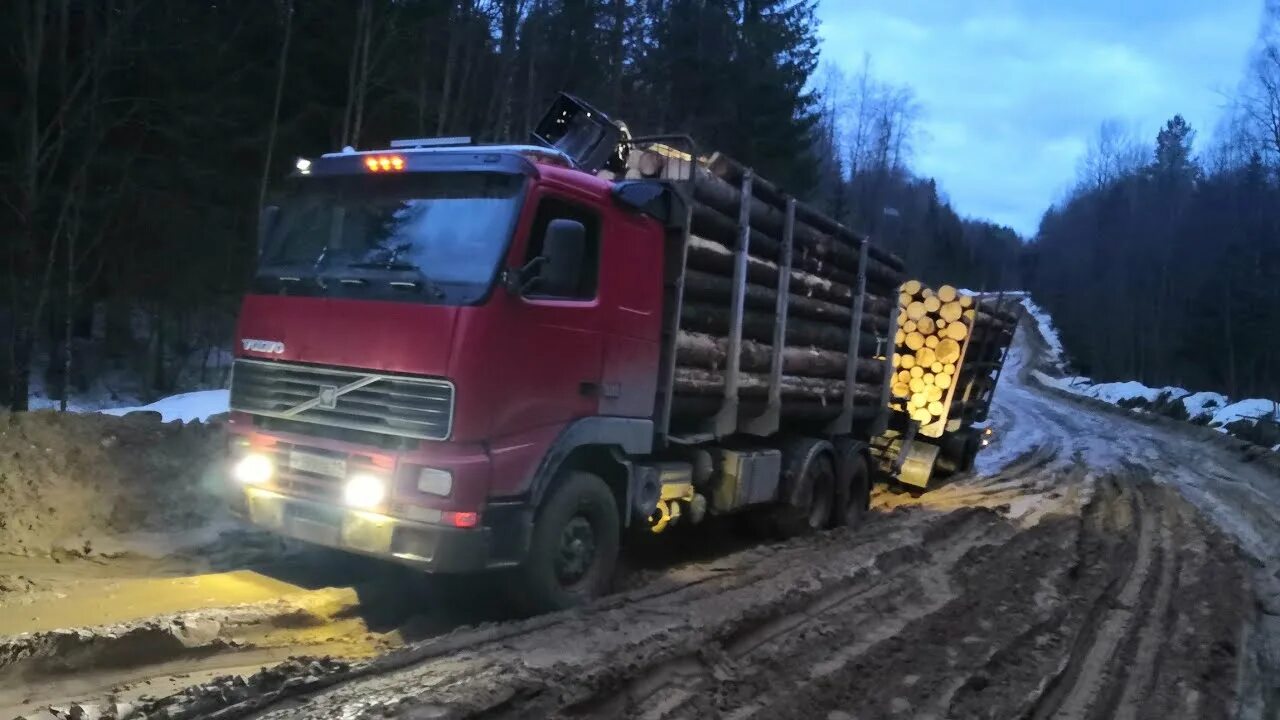 Лесовозы. Лесовозные дороги. Дороги Урала. Лесовоз на дороге.