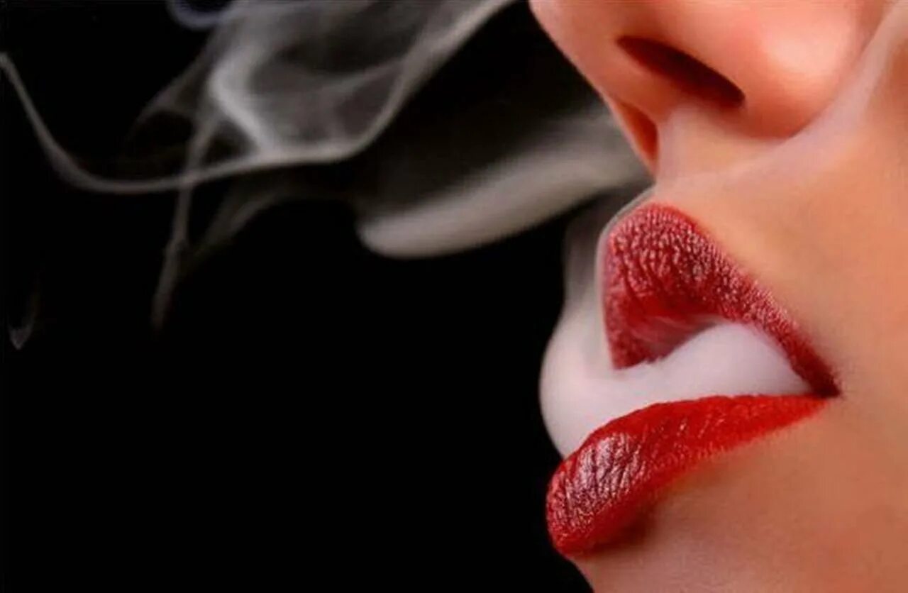 Женские губы. Чувственные губы. Красные губы. Девушка губы дым.